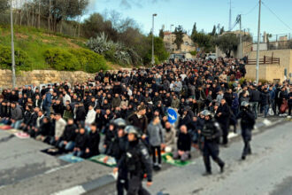 أداء صلاة العيد في محيط المسجد الأقصى بعد منع الاحتلال إقامتها في باحاته​ 