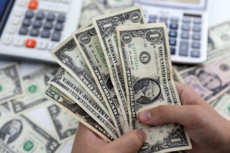 الدولار يتراجع مع توتر الأسواق وتقلص التوقعات برفع الفائدة