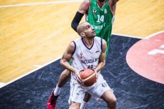 الإنجليزية يفرض مباراة فاصلة على الوحدات ويؤجل حسم التأهل للمربع الذهبي