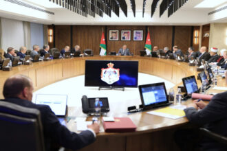 رئيس الوزراء: اللجوءُ لوضعِ سقوف سعريّة للسلع الأساسيّة؛ فهناكَ ارتفاعات غير مبرّرةٍ في الأسعارِ وتتجاوزُ التكاليفَ الحقيقيّةَ للمنتجِ وبنسبٍ عالية