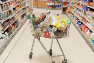 السوق المحلية تشهد وفرة بالسلع والمواد الغذائية