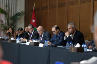 لقاء في رئاسة الوزراء حول الإجراءات الحكوميَّة للتَّعامل مع تداعيات الأوضاع الإقليميَّة خصوصاً في المجال الاقتصادي