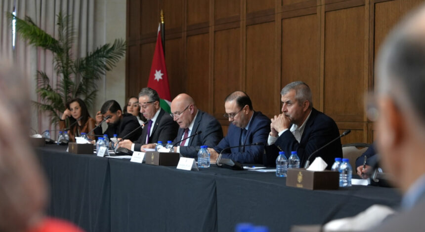 لقاء في رئاسة الوزراء حول الإجراءات الحكوميَّة للتَّعامل مع تداعيات الأوضاع الإقليميَّة خصوصاً في المجال الاقتصادي