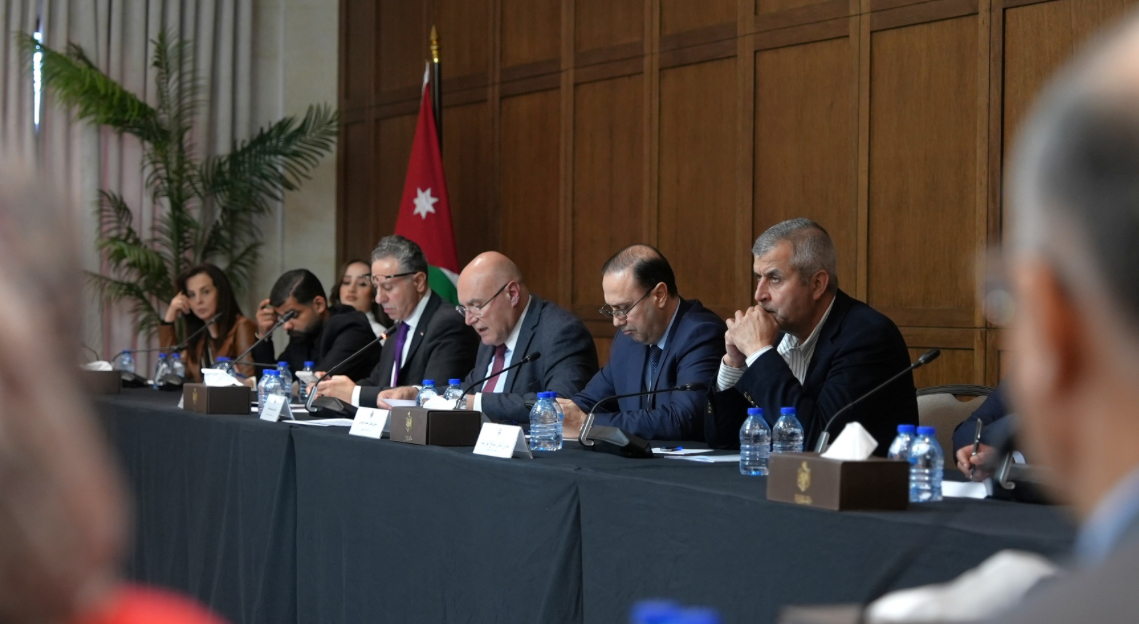 لقاء في رئاسة الوزراء حول الإجراءات الحكوميَّة للتَّعامل مع تداعيات الأوضاع الإقليميَّة خصوصاً في المجال الاقتصادي