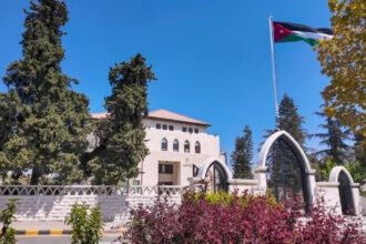 رئيس الوزراء يصدر بلاغاً لترشيد الاستهلاك وضبط الإنفاق في جميع المؤسَّسات الحكوميَّة والدَّوائر الرسميَّة والهيئات العامَّة