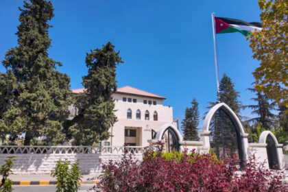 رئيس الوزراء يصدر بلاغاً لترشيد الاستهلاك وضبط الإنفاق في جميع المؤسَّسات الحكوميَّة والدَّوائر الرسميَّة والهيئات العامَّة