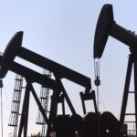 أسعار النفط تتجاوز 100 دولار للبرميل مع تصاعد التوترات الأميركية–الإيرانية