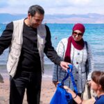 سلطة العقبة توزع أكياس قماشية على زوار الشواطئ ضمن حملة “اتركها نظيفة”