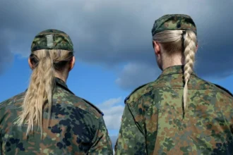 القضاء النمساوي يلغى حظر «ذيل الحصان» للجنود الرجال ويؤكد مبدأ المساواة مع النساء