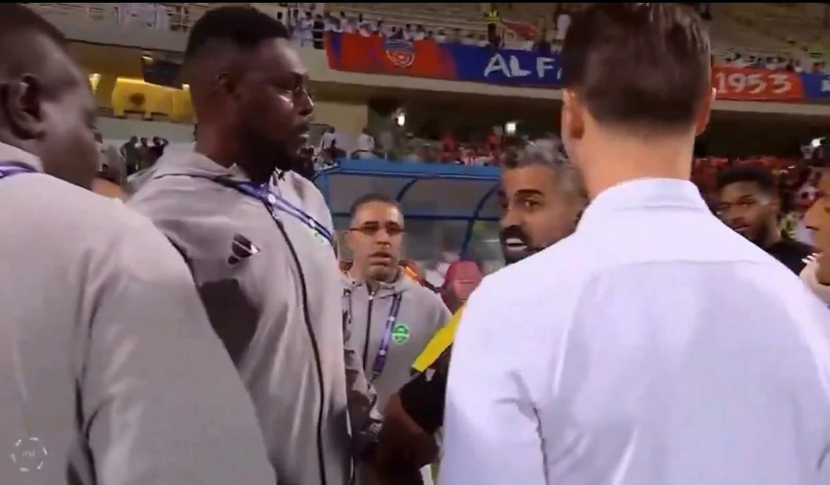 «ركزوا على آسيا».. بالصوت والصورة بين الحكم والمترجم