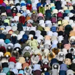 100 ألف مسلم يثيرون مخاوف قرية بريطانية.. ما قصة التجمع الإسلامي؟