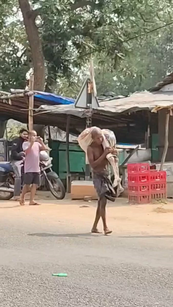 هندي ينبش قبر شقيقته ويأخذ جثتها إلى البنك لإثبات وفاتها!