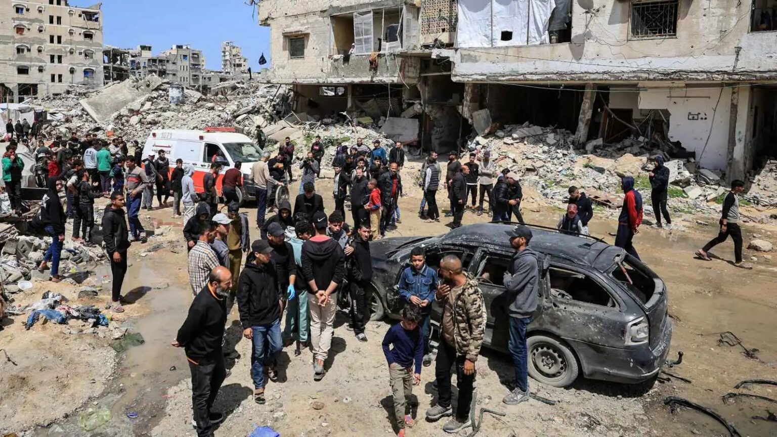 غزة: 10 شهداء باستهداف الاحتلال مخيم المغاري​ 