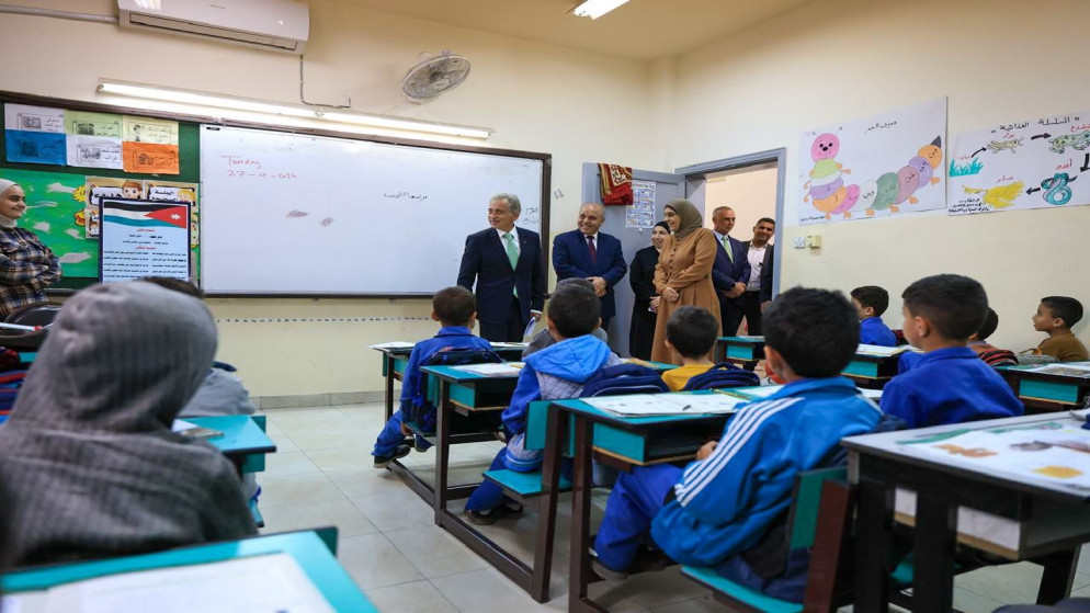 رئيس الوزراء يتفقد عددا من المواقع في منطقة عراق الأمير