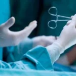 محاكمة 12 طبيباً وممرضاً.. كيف تحوّل كسر بسيط إلى كارثة أودت بحياة مريض؟