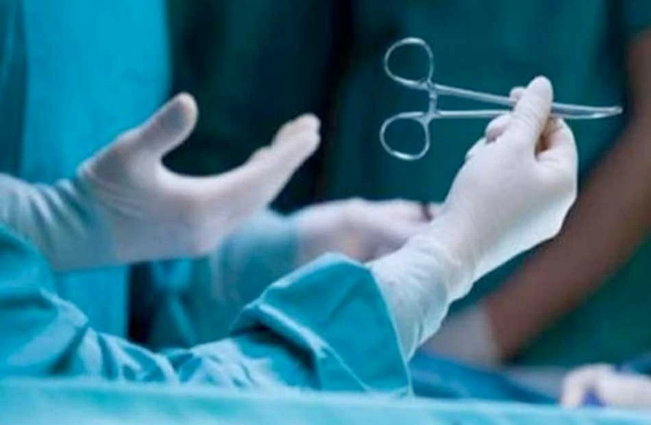 محاكمة 12 طبيباً وممرضاً.. كيف تحوّل كسر بسيط إلى كارثة أودت بحياة مريض؟