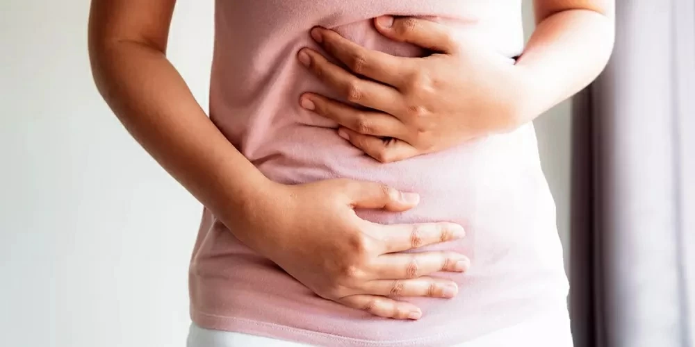 كيف تقلل الانتفاخ بعادات يومية؟