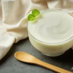ماذا يحدث لجسمك عند تناول الزبادي قبل النوم؟