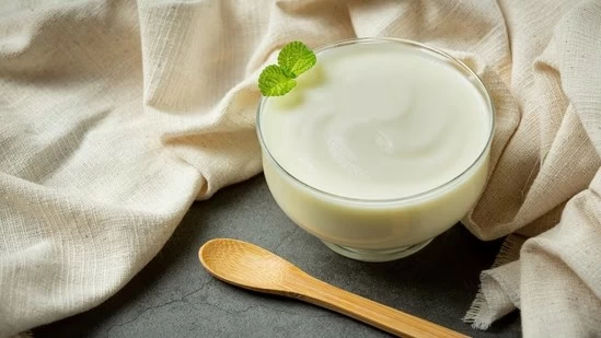 ماذا يحدث لجسمك عند تناول الزبادي قبل النوم؟