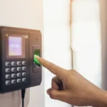 بسبب تزوير «بصمة الدوام».. حبس موظفين كويتيين 7 سنوات وتغريمهم 1.2 مليون دينار