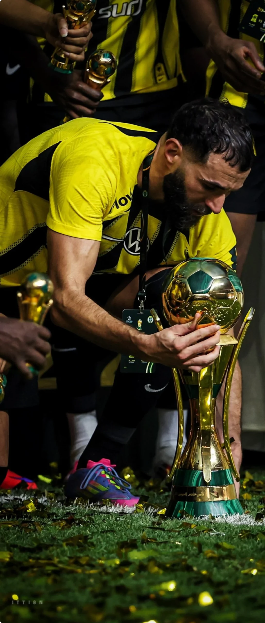 يتبدل القميص ويبقى الذهب.. الكأس لا تنسى بنزيما