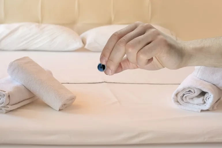 كيف تستخدم هاتفك لكشف الكاميرات المخفية في غرف الفنادق؟