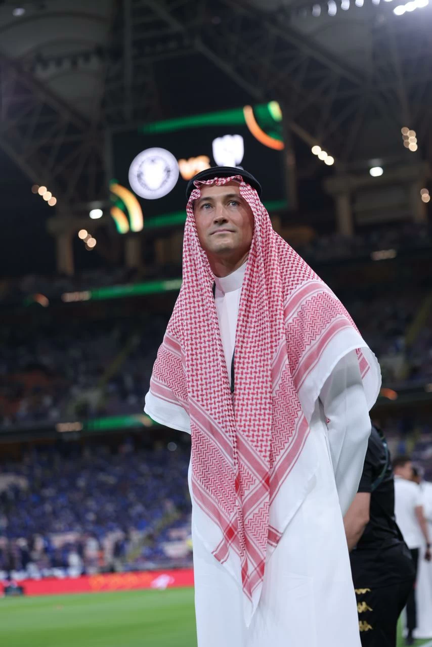 «بن هاربورغ» سحب البساط وخطف الأضواء بـ«الزي السعودي»