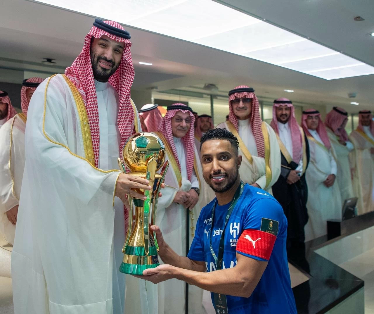 نيابةً عن خادم الحرمين الشريفين.. ولي العهد يتوج الهلال بكأس الملك 2026