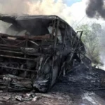 رحلة بلا عودة.. النيران تلتهم 16 شخصاً في تصادم حافلة وشاحنة وقود بإندونيسيا