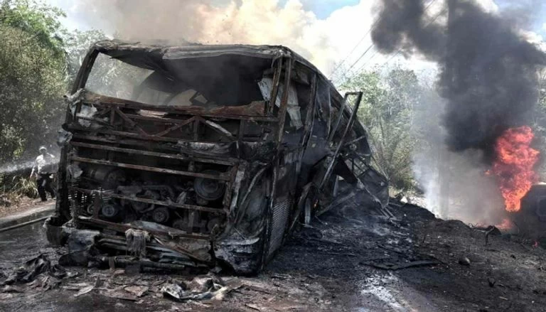 رحلة بلا عودة.. النيران تلتهم 16 شخصاً في تصادم حافلة وشاحنة وقود بإندونيسيا