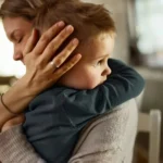 توقّف عن قول «انتبه».. كلمة شائعة تدمّر ثقة طفلك بنفسه