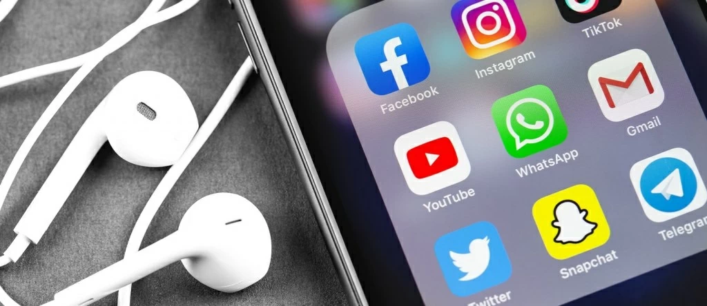 وداعاً «تيك توك».. لماذا يحذف الشباب تطبيقات التواصل ويشترون أجهزة «غبية»؟