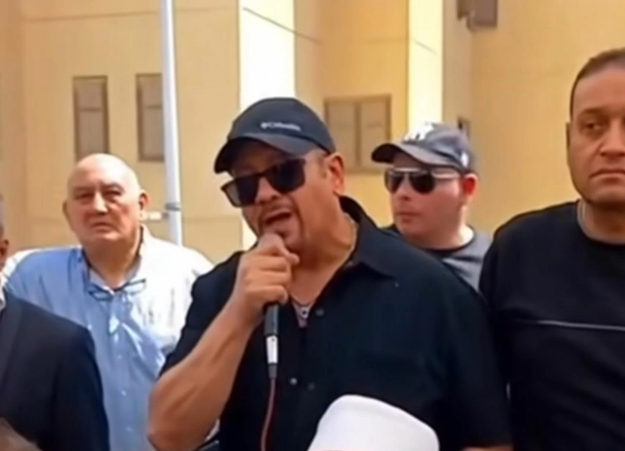 هشام عباس: ردّدت أسماء الله الحسنى في جنازة هاني شاكر بعفوية