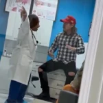 فيديو: طبيبة ترفض علاج مريض بسبب «قبعة حمراء»