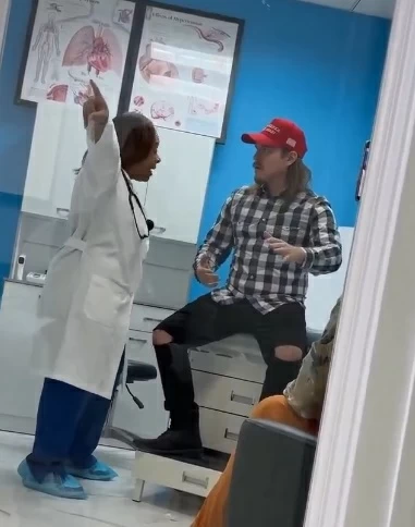 فيديو: طبيبة ترفض علاج مريض بسبب «قبعة حمراء»