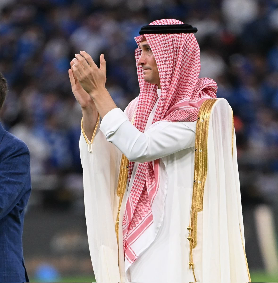 «البشت السعودي» في ليلة التتويج رسالة أعمق من كرة القدم..