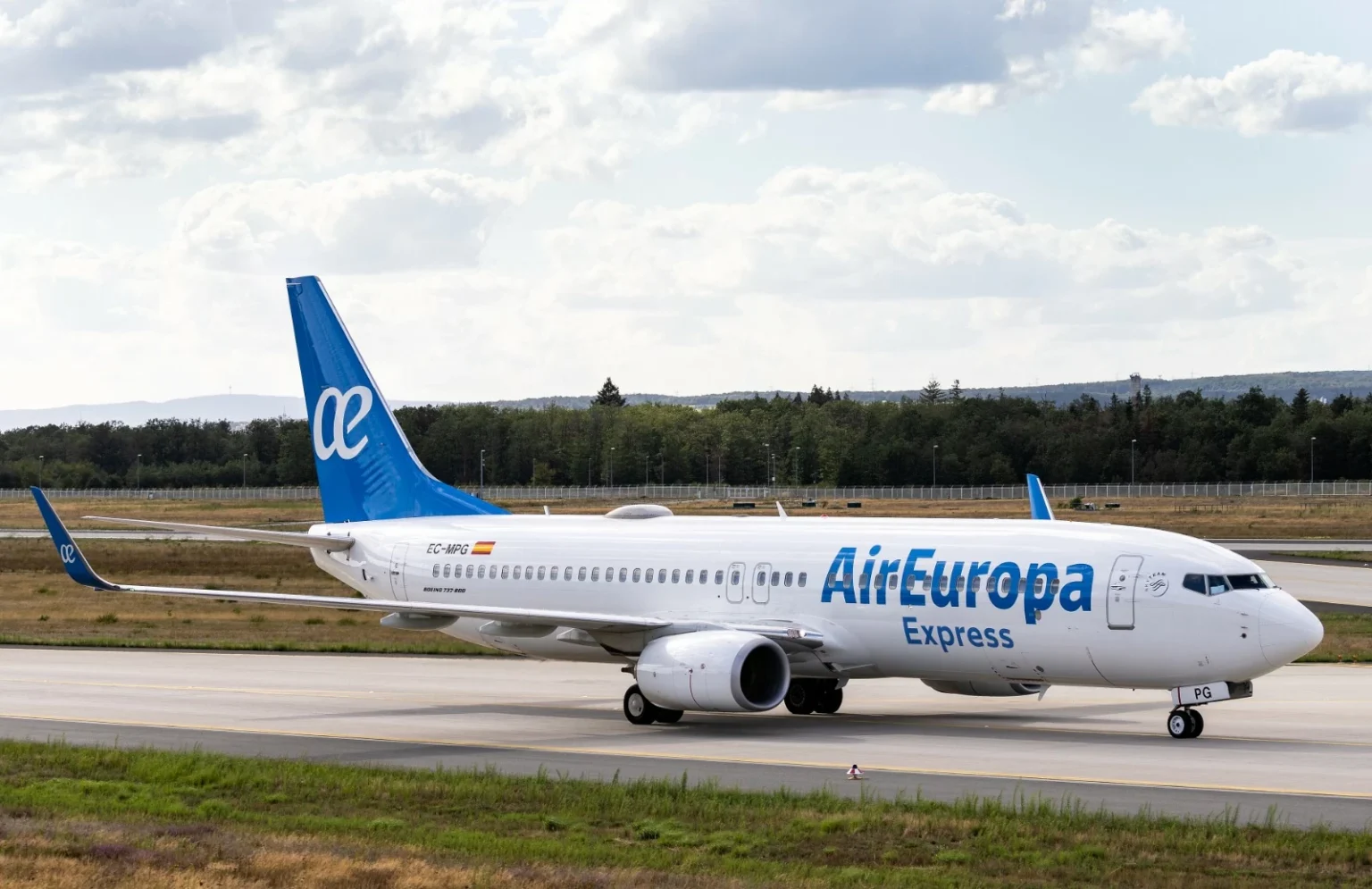 طائرة بوينغ 737 تنجو من حادثة بعد اصطدامها بطائر في إسبانيا