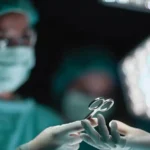 بعد 7 أشهر من العملية.. إيطالية تكتشف مقصا داخل بطنها !