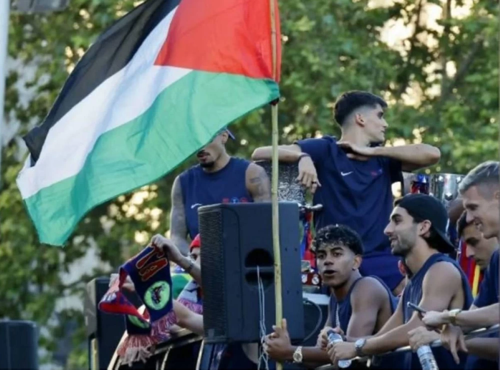 لامين يامال يرفع علم فلسطين في احتفالات برشلونة.. وتفاعل واسع عبر المنصات