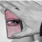 ليس الميكروفون وحده.. كيف يتجسس هاتفك حتى على «اهتزازات جيبك» سراً؟