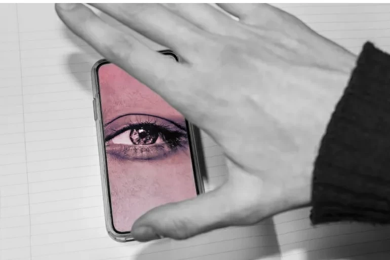 ليس الميكروفون وحده.. كيف يتجسس هاتفك حتى على «اهتزازات جيبك» سراً؟