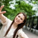 احذر «إشارة النصر».. كيف يمكن لصورتك أن تسرق بصمتك وأموالك؟