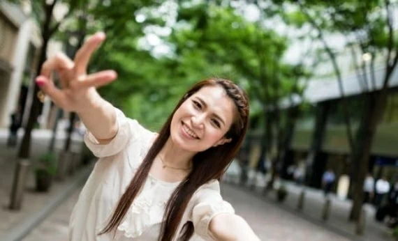 احذر «إشارة النصر».. كيف يمكن لصورتك أن تسرق بصمتك وأموالك؟