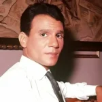 «العندليب» يعود إلى المسرح.. ما القصة؟