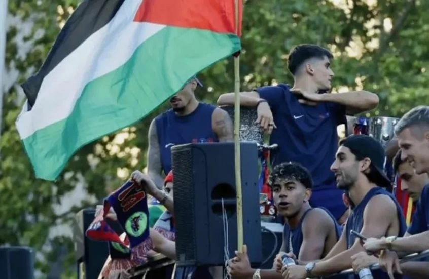 دفاعاً عن لامين يامال.. سانشيز يهاجم وزير الدفاع الإسرائيلي