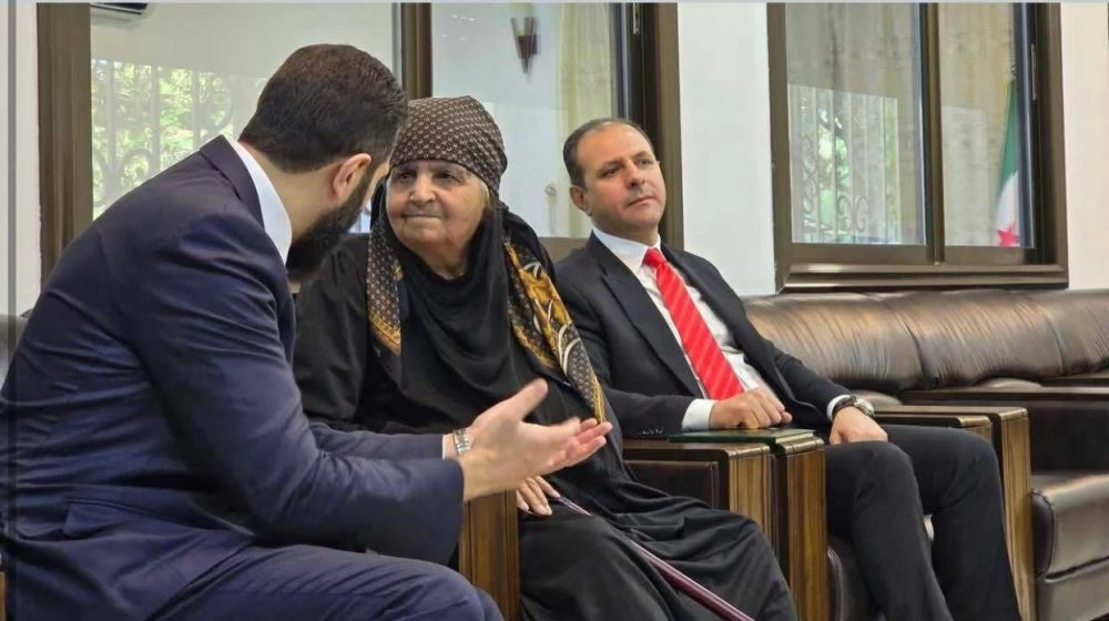 عاجل | عمة أحمد الشرع تثير التفاعل: «مسبحة من مكة» هديتي للرئيس بعد الحج