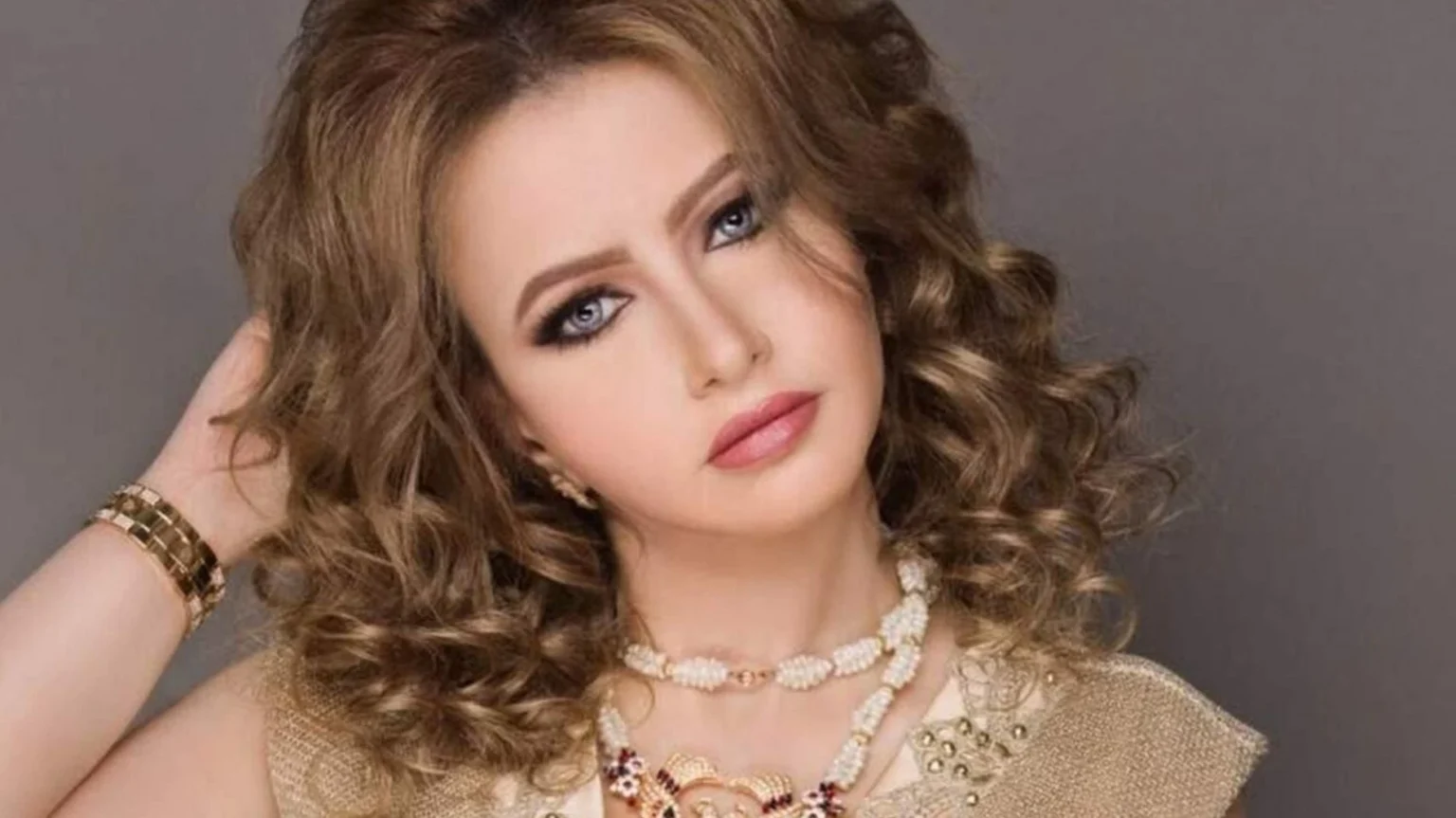 بعد أزمة «لفح الشعر».. مي العيدان تدافع عن «حنين» وتهاجم «أسيل»: أضاعت الطريق !