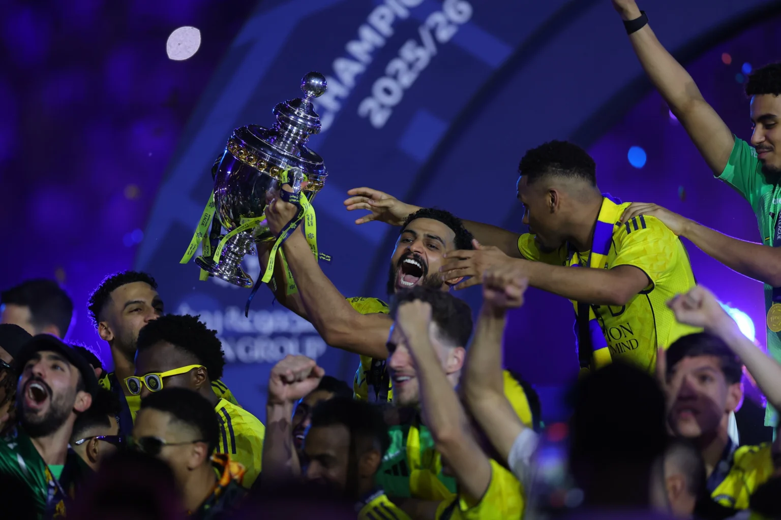 الكأس لم يفارق العمري .. موسمين
