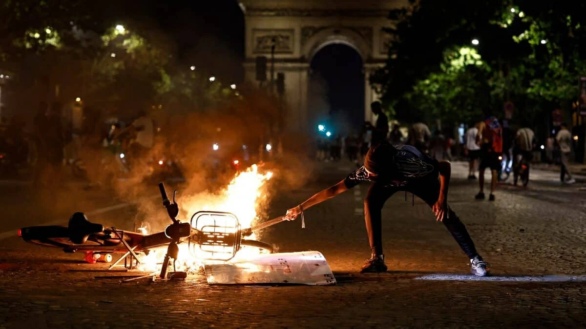 القبض على 416 شخصاً وإصابة 7 شرطيين.. «باريس» تحترق