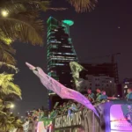 السعادة في الملعب متشابهة.. وتنظيم الاحتفالات يكشف الفرق في الأمان